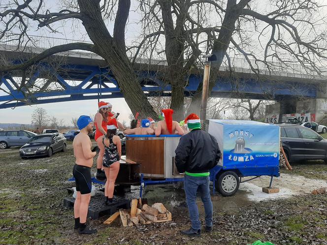Tak mikołajkowo pomagały łomżyńskie morsy