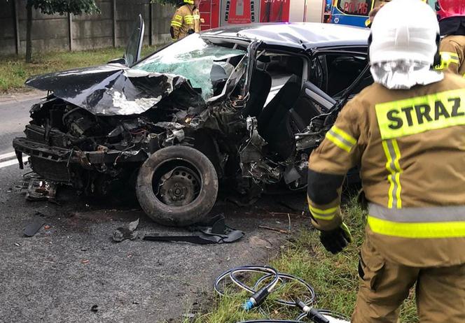 Poznań. Śmiertelny wypadek na Meteorytowej! 46-latek zginął w rozbitym volkswagenie [ZDJĘCIA]