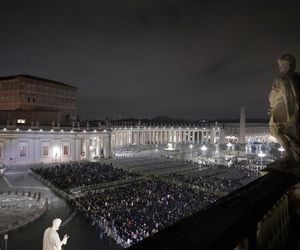 Watykan. Modlitwa o zdrowie papieża Franciszka na placu Świętego Piotra