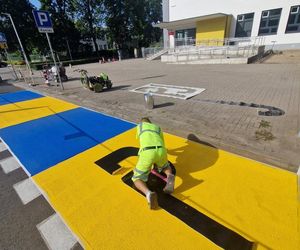 ​„Pocałuj i jedź”. Przy szkołach w Lesznie powstają specjalne strefy dla kierowców