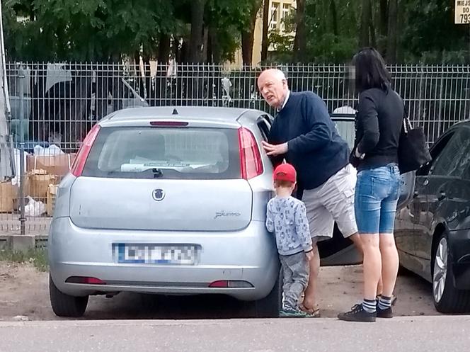 Janusz Korwin-Mikke z żoną i dzieckiem na zakupach.