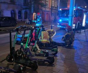 Przeraźliwy wypadek w centrum Krakowa. Kierownica hulajnogi utknęła w oku mężczyzny