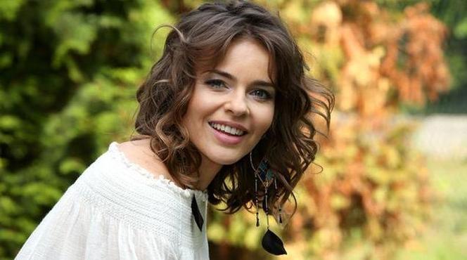 W 1502 odcinku "Barw szczęścia" Stella podpadła Bergowi (Cezary Żak) i zginęła pod kołami jego samochodu. Wszystko przez to, że opowiedziała Łukaszowi (Michał Rolnicki) o ciemnych interesach Romana...