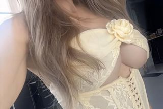 Doda ufa sukience bardziej niż facetom. Biust i tak wymknął się spod kontroli!