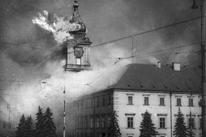 Płonący Zamek Królewski w Warszawie po ostrzale przez artylerię niemiecką, 17 września 1939 r.