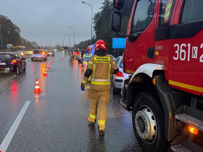 Karambol na zjeździe do centrum Tarnowa. Zderzyło się pięć samochodów, są ranni