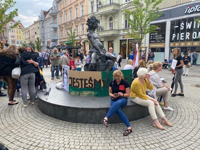 Protesty "Ani Jednej Więcej!" w całej Polsce. Kobiety wyszły na ulice po śmierci Doroty