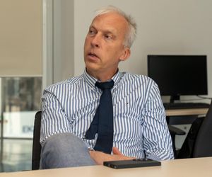 Sztuczna inteligencja przeprowadza operacje.