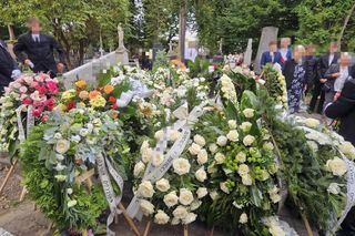 Białe róże przykryły grób projektantki gwiazd i jej syna. Na koniec pogrzebu wszyscy płakali