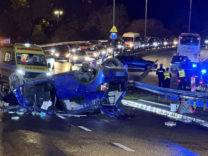 Auto rosyjskiej ambasady dachowało w Warszawie! Odłamki uszkodziły inne pojazdy