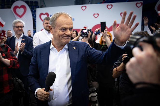 Iskrzy między Donaldem Tuskiem a Karolem Nawrockim