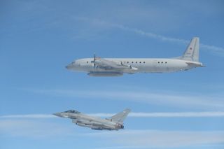 Typhoon przechwytuje rosyjskiego IŁ-20M