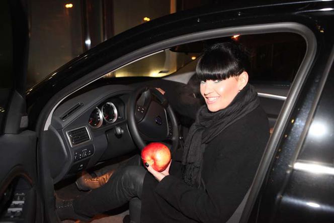 Iwona Pavlović ma samochód za ćwierć miliona i jabłka gratis