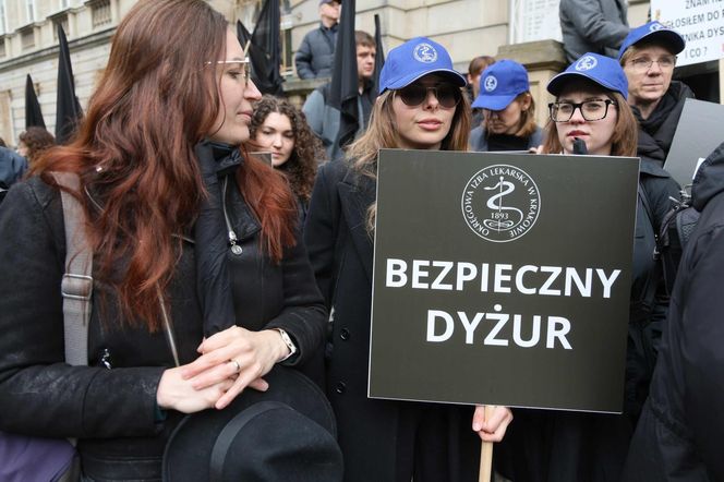   Razem przeciw przemocy. Medycy protestują w Warszawie