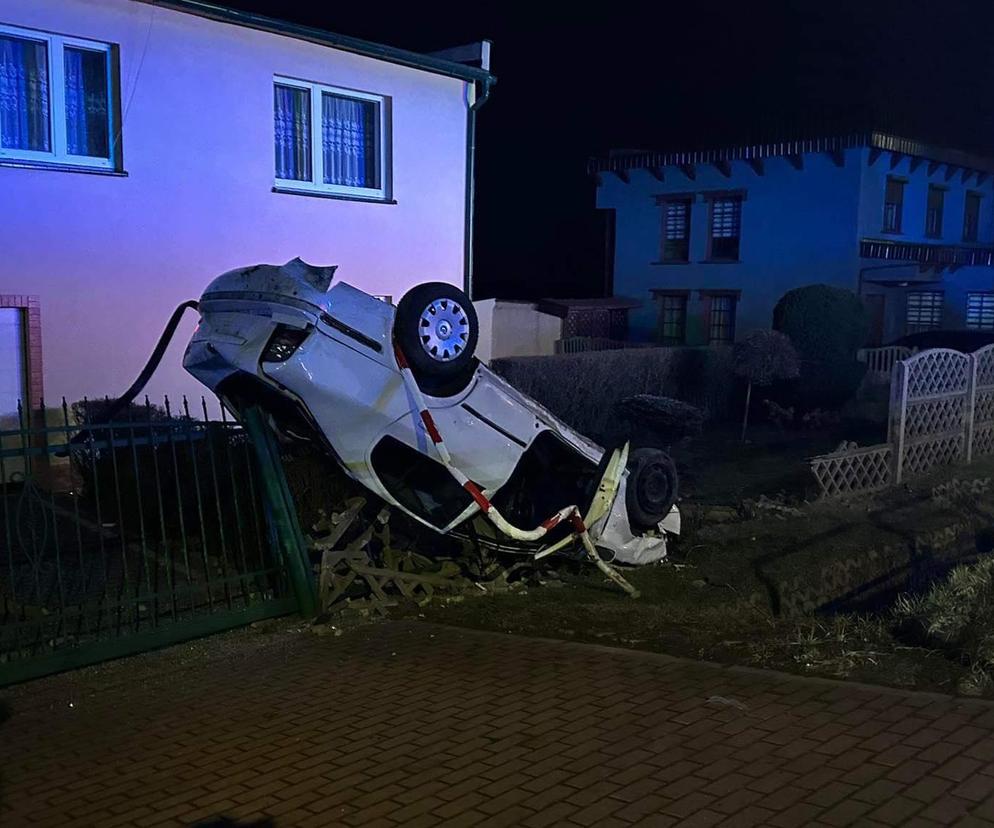 Kalisz. Zderzenie dwóch pojazdów na ul. Wrocławskiej. Skoda zatrzymała się na ogrodzeniu posesji 