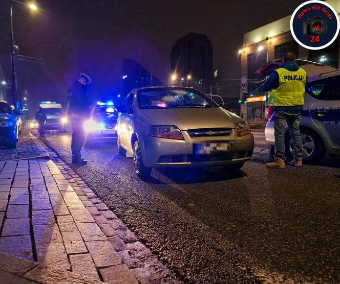 Wielki pościg w Warszawie. Naćpany Ukrainiec potrącił policjanta i rzucił się do ucieczki. „Przewiózł funkcjonariusza na masce kilkadziesiąt metrów”