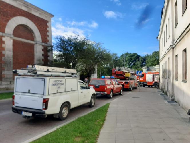 Pożar kamienicy na Starym Mieście w Zamościu. Kłęby dymu wydobywały się z poddasza