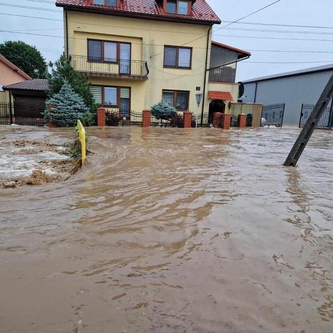 Burze w Świętokrzyskiem. W Ćmielowie zapadła się droga 