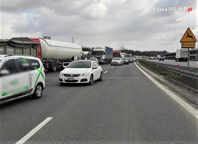 Śląskie: Ciężarówki niczym taran wjechały w samochody. Przerażający wypadek na autostradzie A4