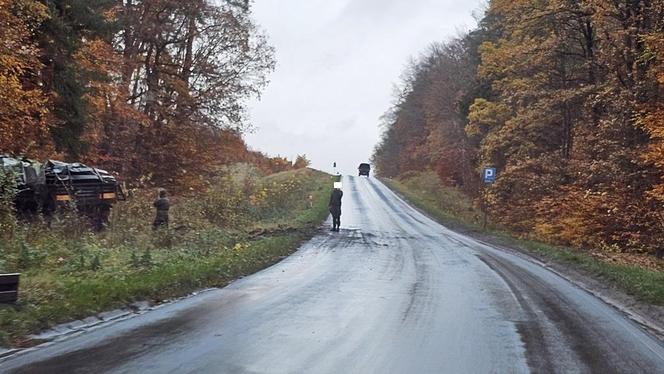 Wypadek w pobliżu Konotopu - wojskowa ciężarówka w rowie 