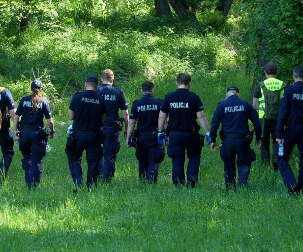 Ogromna akcja policji w lasach pod Gdynią. Setki funkcjonariuszy przeszukują tereny. O co chodzi?