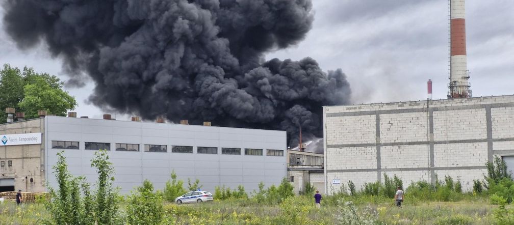 Pożar składowiska opon w Toruniu. Dym widoczny z daleka