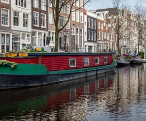 Tradycyjny houseboat w Amsterdamie