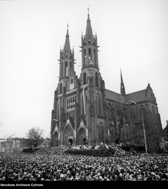 Uczestnicy uroczystości milenijnych zgromadzeni na placu przed katedrą w Białymstoku, 1966 r.