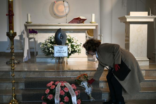 Wzruszający pogrzeb Zdzisława Tobiasza. Trumna aktora tonęła w kwiatach. "Był dobrym człowiekiem"