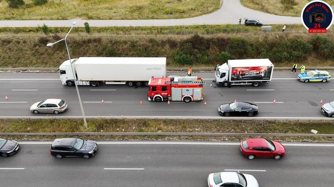 Osobówka wbiła się między dwa tiry. Dramatyczny wypadek na S8