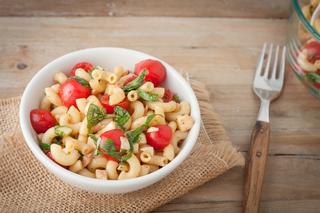 Makaron dietetyczny z sałatką z pomidorów - przepis na danie dla niecierpliwych