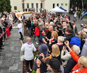 Rynek w Ćmielowie z dużymi filiżankami. Było huczne otwarcie