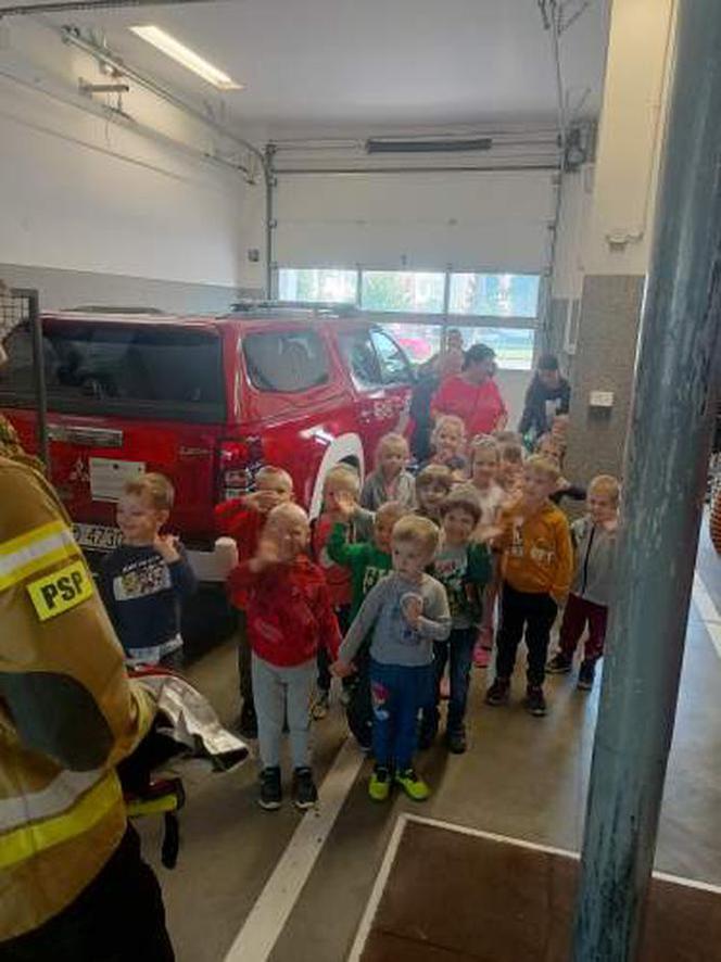 Dzieci z wizytą u iławskich strażaków