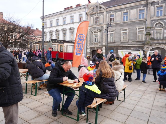 33. Finał Wielkiej Orkiestry Świątecznej Pomocy. Dziennikarze Radia ESKA rozgrzewają Tarnów pysznym żurkiem!