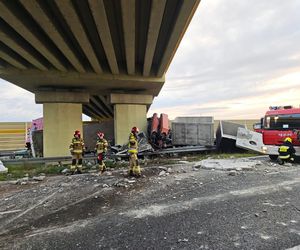  Wypadek na A2 pod Zgierzem. Kierujący tirem uderzył w wiadukt