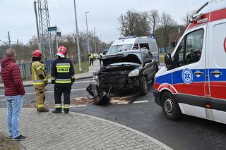 Szczecin: Wypadek przy przejeździe kolejowym na ul. Jagiellońskiej. Dwie osoby ranne [ZDJĘCIA]