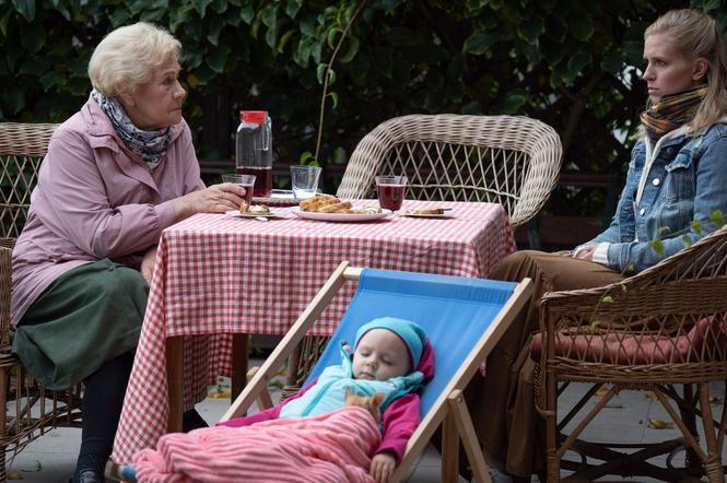 M jak miłość odcinek 1419. Natalka (Marcjanna Lelek), Barbara (Teresa Lipowska), Hania (Maja Marczak)