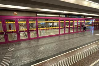 Dlaczego metro w Warszawie nie kursuje? Pociągi odwołane. Utrudnienia w kursowaniu pociągów linii M1