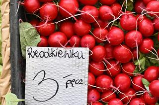 Truskawki po 8 zł, kalafior po 12 zł. Sprawdziliśmy ceny na stołecznych bazarach. Są zaskoczenia! 