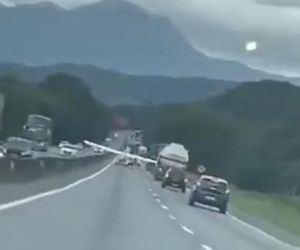 Samolot lądował na zatłoczonej trasie między autami! Wideo mrozi krew w żyłach