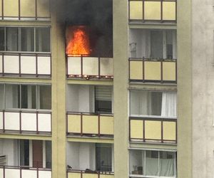 Pożar mieszkania w Warszawie! Czarny dym widać z daleka [ZDJĘCIA]