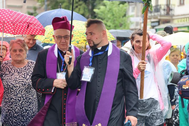 Lubelska Piesza Pielgrzymka na Jasną Górę 2024. Pątnikom deszcz niestraszny!