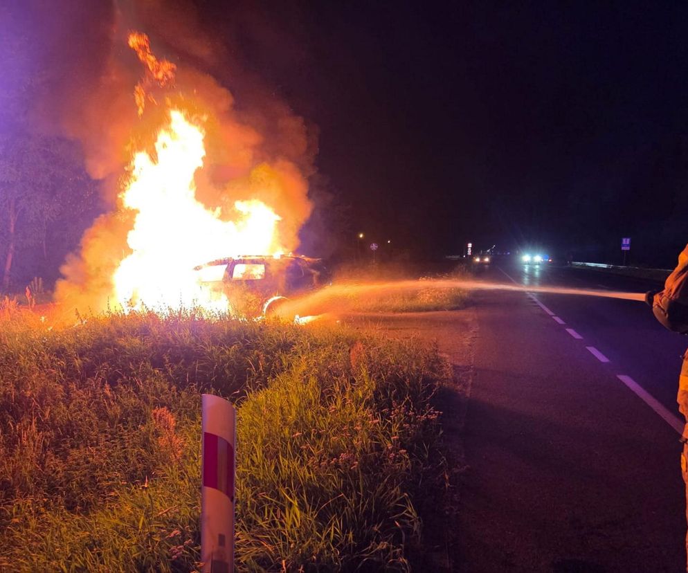 Ogień zaczął buchać z samochodu. Pilna akcja strażaków  