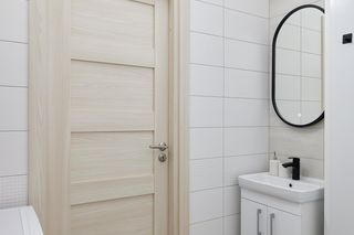 Dlaczego drzwi łazienki powinny otwierać się zawsze na zewnątrz? Powód jest istotny