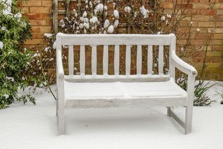 Ławka ogrodowa zimą