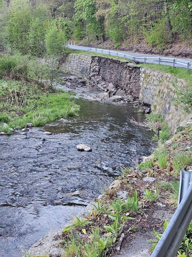 W gminie Walim osunęła się ziemia. Droga do Zagórza Śląskiego jest zamknięta 