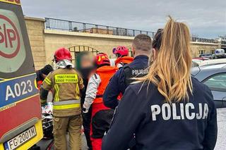 Skoczył z mostu do rzeki. Miał wielkie szczęście!