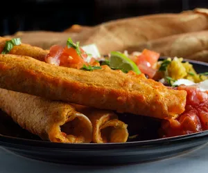 Chrupiące rurki z szarpanym kurczakiem. Świetny pomysł na wykorzystanie resztek piersi