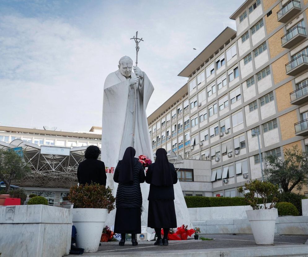 Papież Franciszek w klinice Gemelli. Wierni się modlą