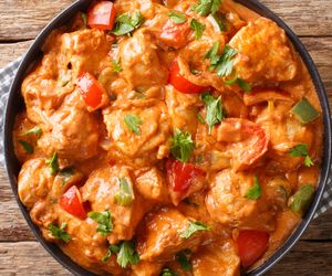 Aromatyczny kurczak w maśle orzechowym: prosty przepis na kurczaka pełnego smaku